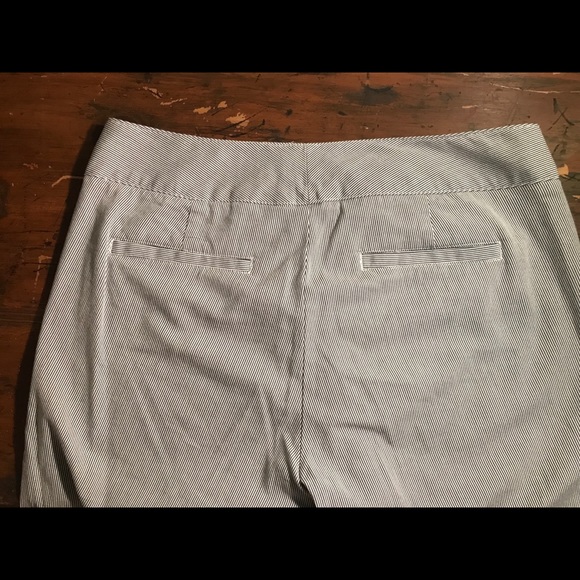 Dockers Blue and White Striped Size 4 Capri Pants - Picture 4 of 5